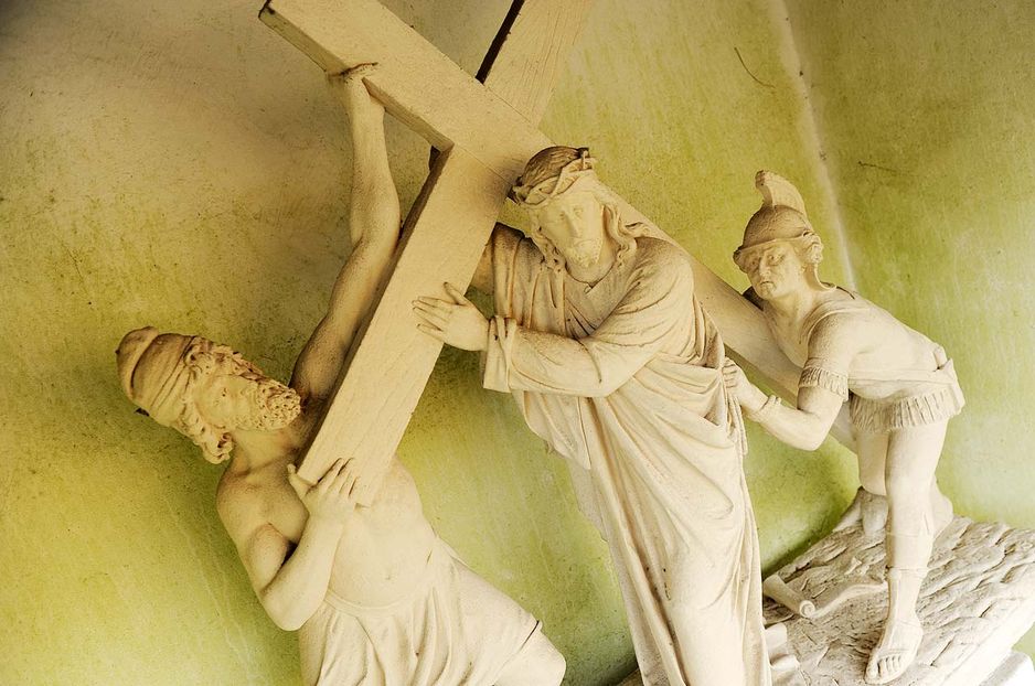 Kreuzweg in Telgte: Jesus nimmt das Kreuz auf sich.